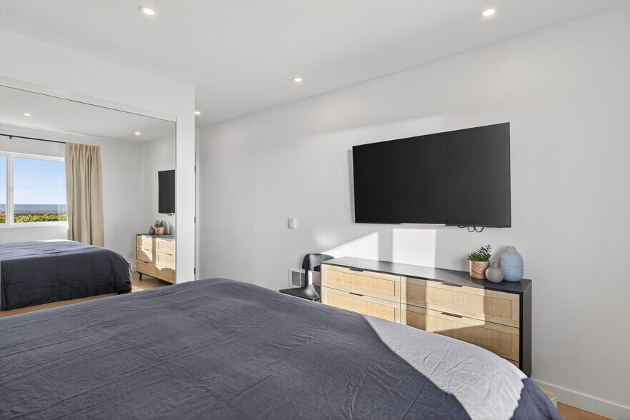 Building Photo - 218 E Surfside Dr