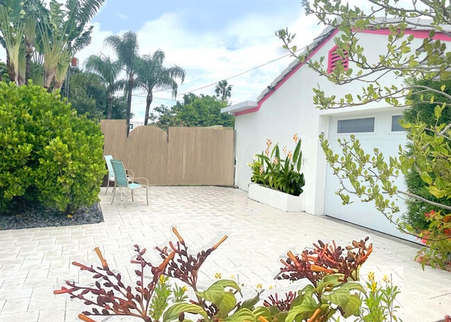 Building Photo - 902 S Palmway