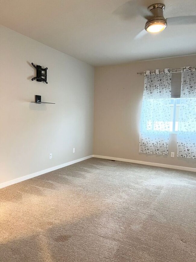 Building Photo - 5 Bedroom/4 Bathroom Ranch Style Home Loca...