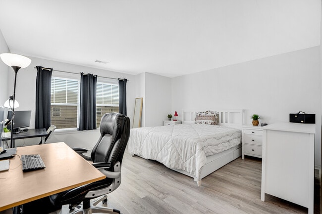 Building Photo - 1877 Crenshaw Cir