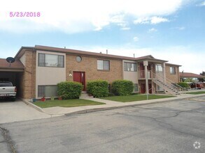 Building Photo - 2 Bedroom/1 Bathroom Townhome Apartment in...