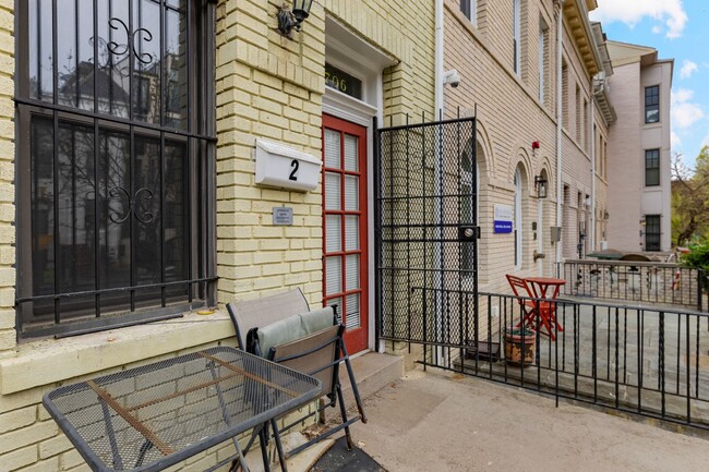 Primary Photo - 2706 Ontario Rd NW