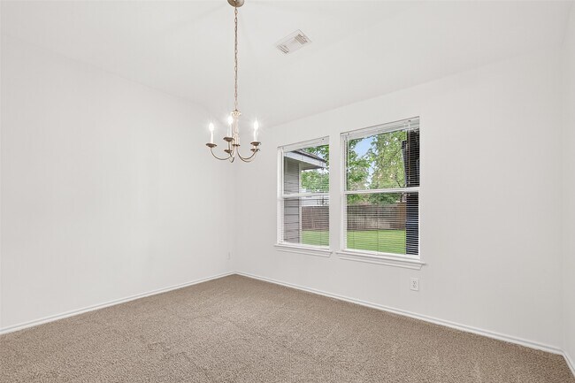 Building Photo - 10 Druids Glen Pl