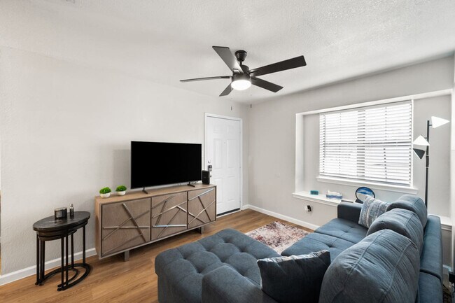 Building Photo - 1700 Crestpoint Dr