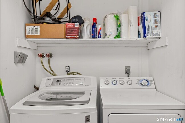 Building Photo - 22 Radio Pl