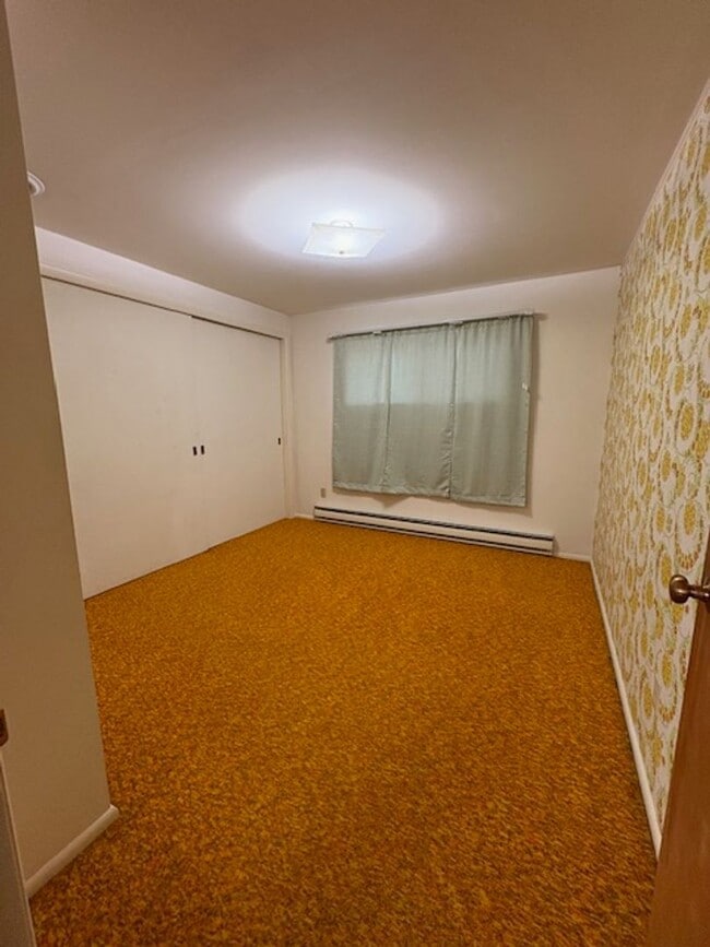 Building Photo - Single-family Home with 2 bedrooms and an office.