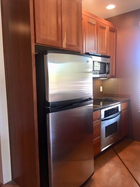 Building Photo - Modern loft style unit close to downtown