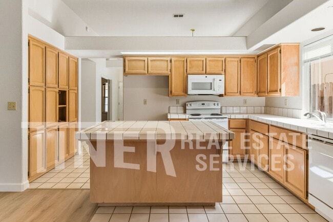 Building Photo - 8948 Warmsprings St