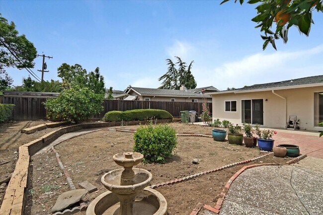 Building Photo - Great Location 3BD Home with Wood Floors &...