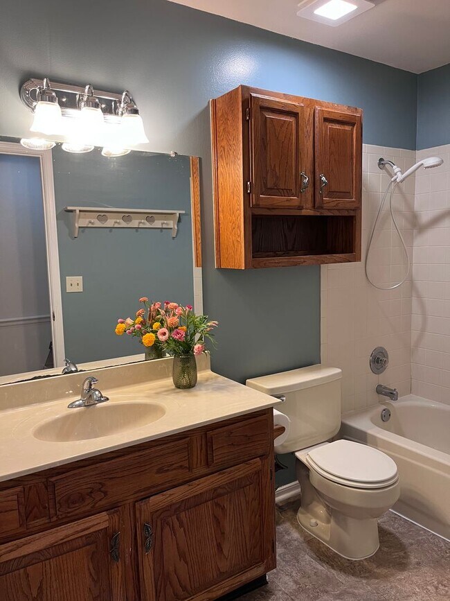 Building Photo - Spacious 3 Bed, 2 Bath Home with Fenced Backyard on Fayetteville's East Side