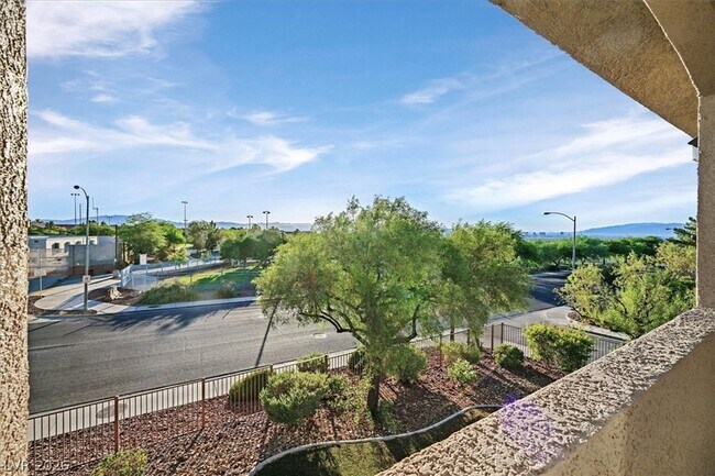 Building Photo - 2305 W Horizon Ridge Pkwy
