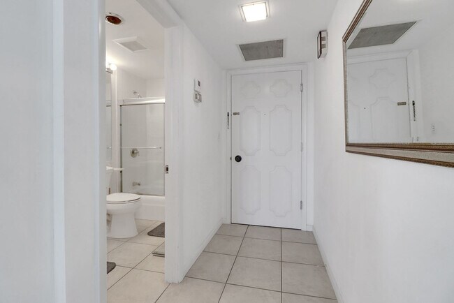 Building Photo - 220 Seaview Ct