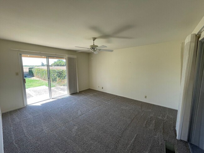 Building Photo - Custom home located next to Oakdale Country Club!