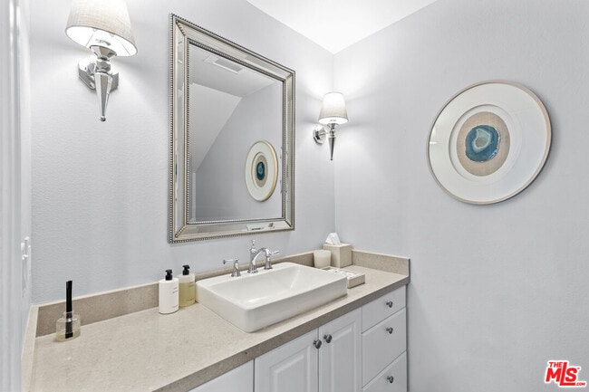 Building Photo - 1144 Yale St