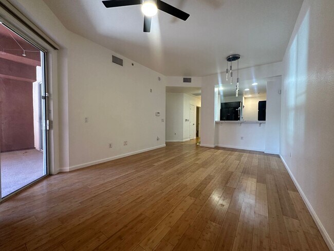 Building Photo - 1 bed, 1 bath condo in guard gated community!