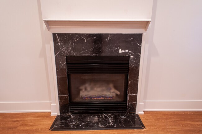 Building Photo - 916 N Paulina St