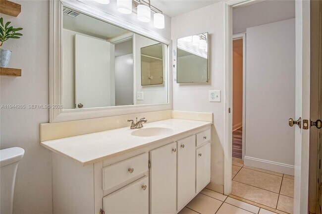 Building Photo - 606 Gardens Dr