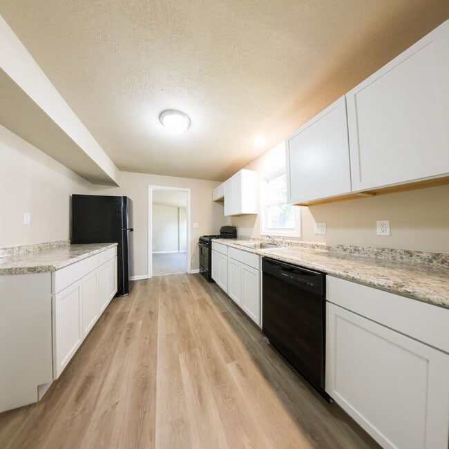 Building Photo - Updated 2 Bedroom Home with 2 Stall Garage