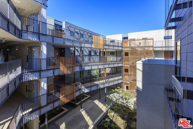 Building Photo - 1250 N Fairfax Ave