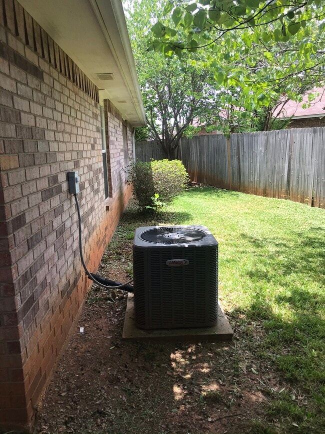 Building Photo - 467 Redbud Cir
