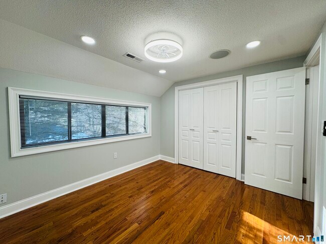 Building Photo - 2 Highland Square