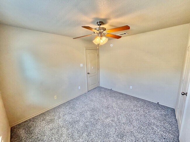 Building Photo - 2415 Isabelle Dr