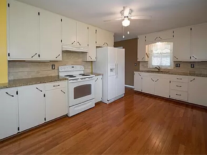 Kitchen - 8120 Burdette St