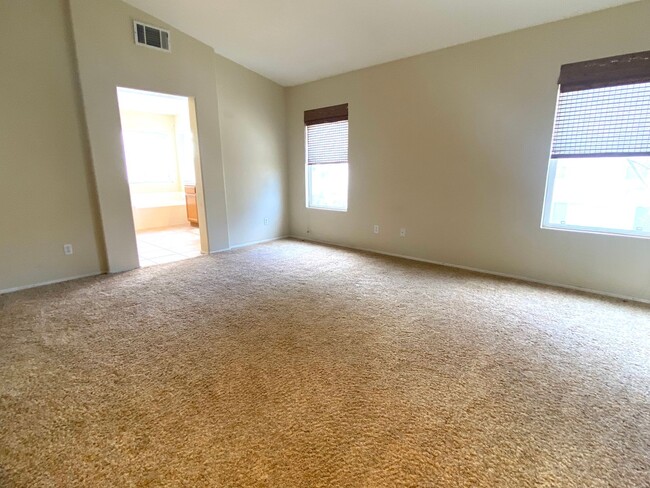 Building Photo - Extremely spacious four bedroom With Oxnar...