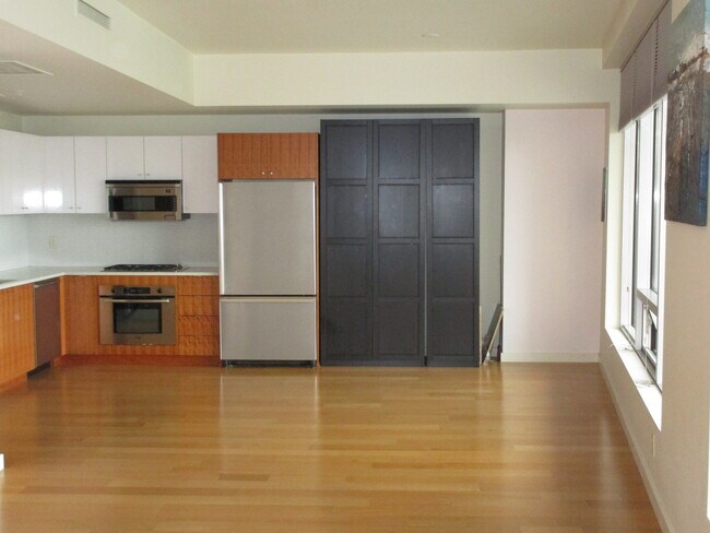 Building Photo - 3570 S River Pkwy
