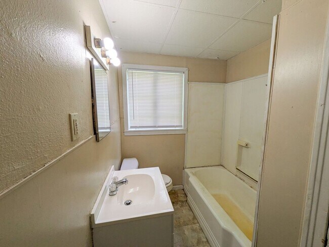 Building Photo - 3350 Cherry Dr