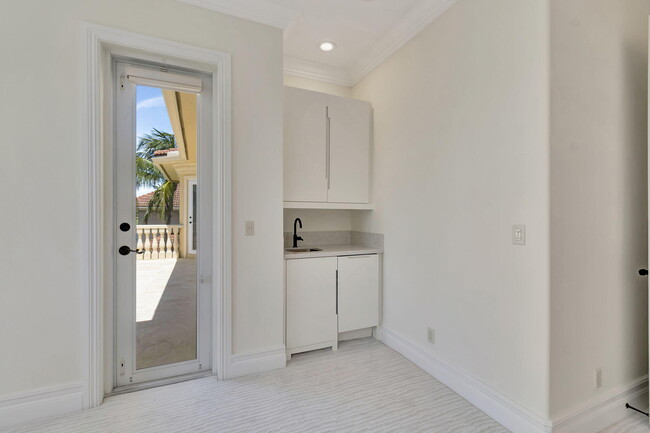 Building Photo - 953 Banyan Dr