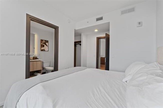 Building Photo - 398 NE 5th St