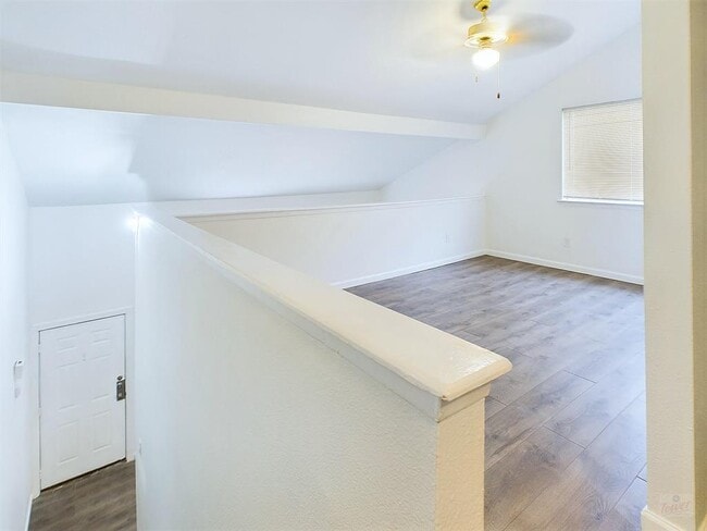 Building Photo - 2124 Burton Dr