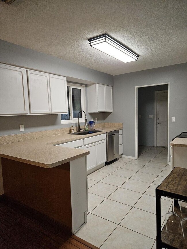 Building Photo - BEAUTIFUL 4 BEDROOM 2 BATH HOME IN THE BEA...