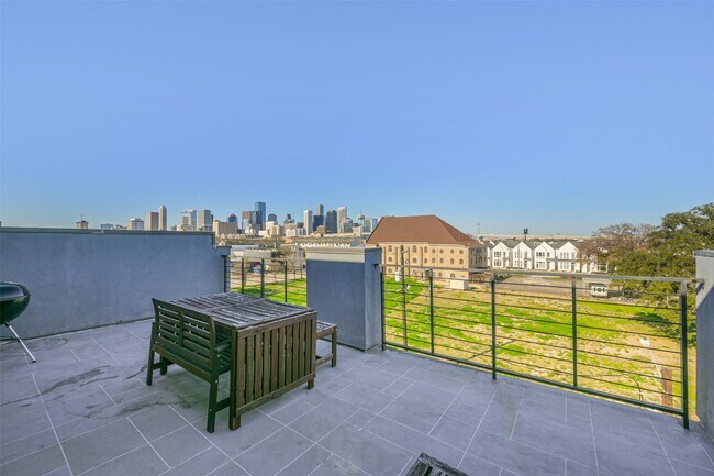 Building Photo - 2422 Hadley St