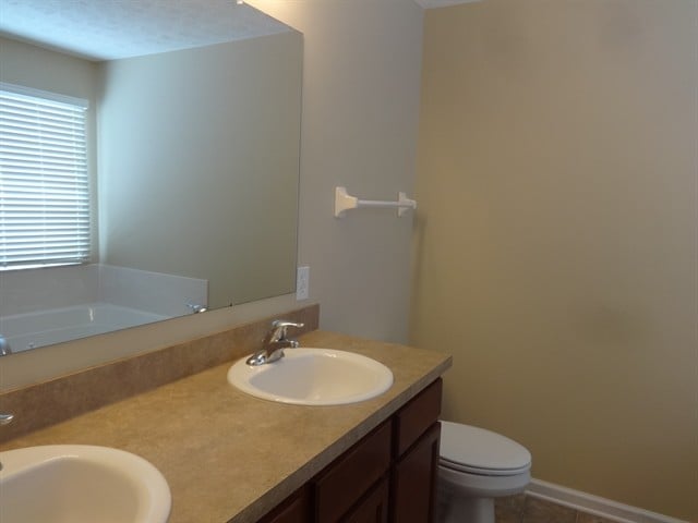 Building Photo - 1004 Taylor Glen Blvd E