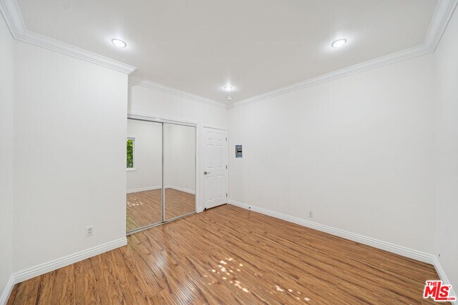 Building Photo - 6680 De Longpre Ave