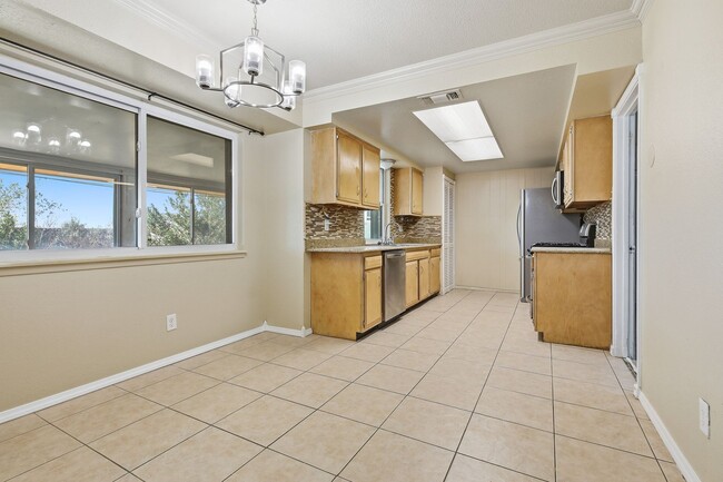 Building Photo - Three Bedroom Home with Bonus Room