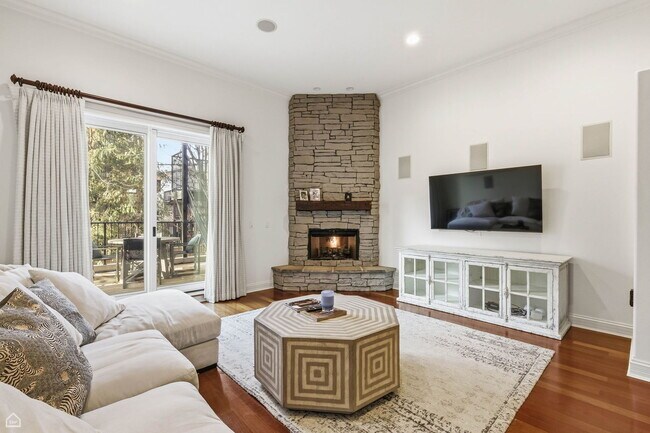 Building Photo - 952 N Racine Ave