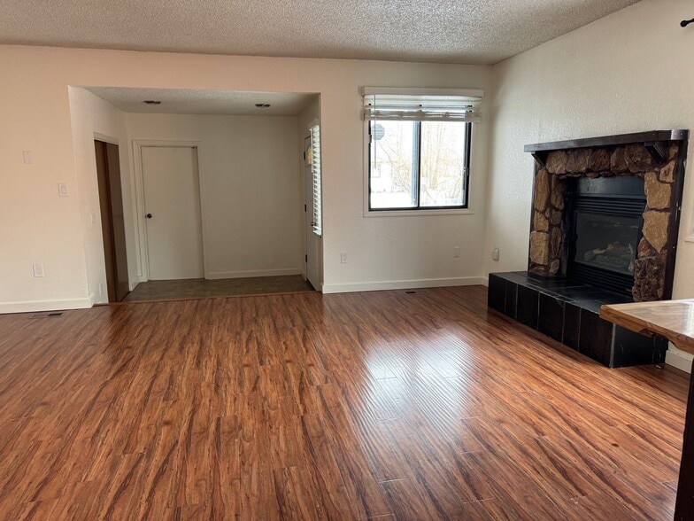 Building Photo - 3421 Pussywillow St