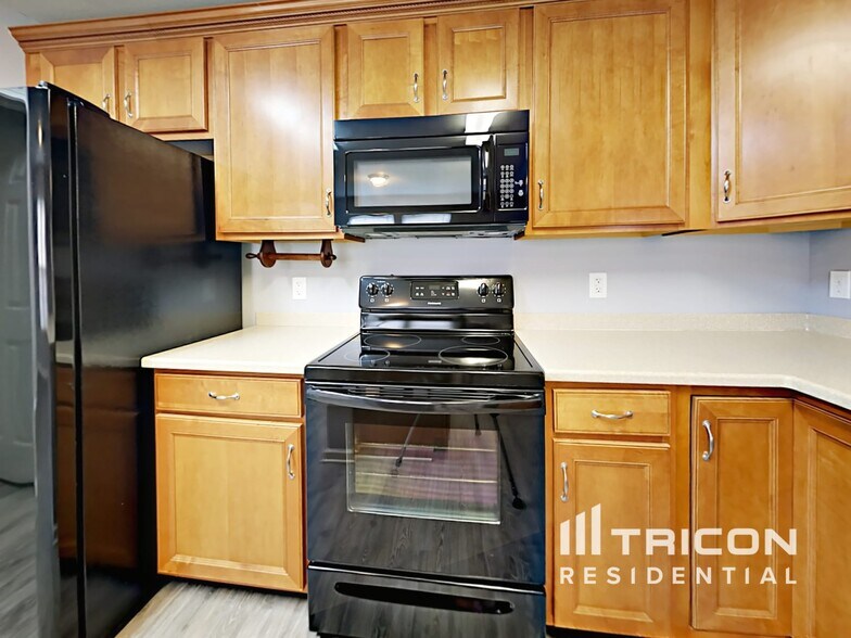 Building Photo - 3367 Pikes Peak Dr