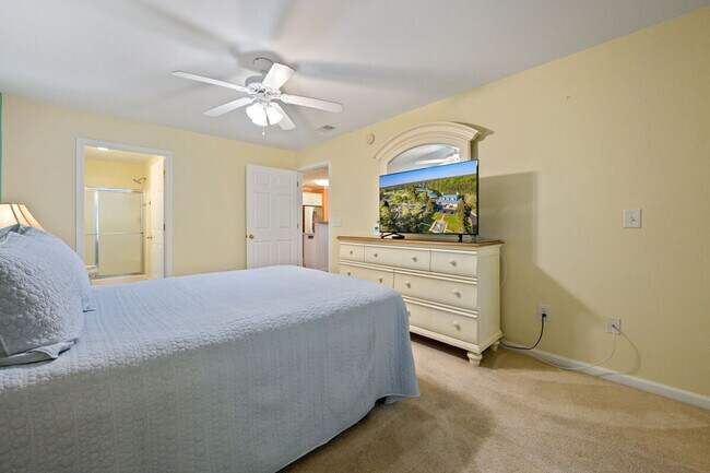 Building Photo - 725 Blue Stem Dr