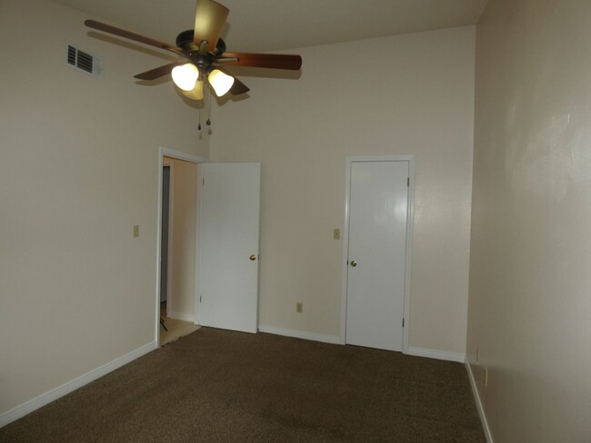 Building Photo - Charming 2-Bedroom Apartment - Prime Location