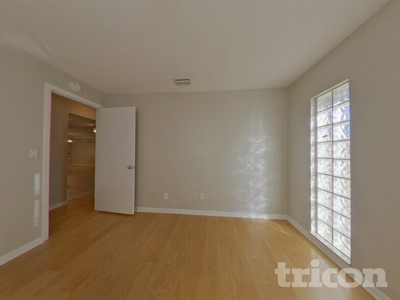 Building Photo - 1337 Hamlin Dr