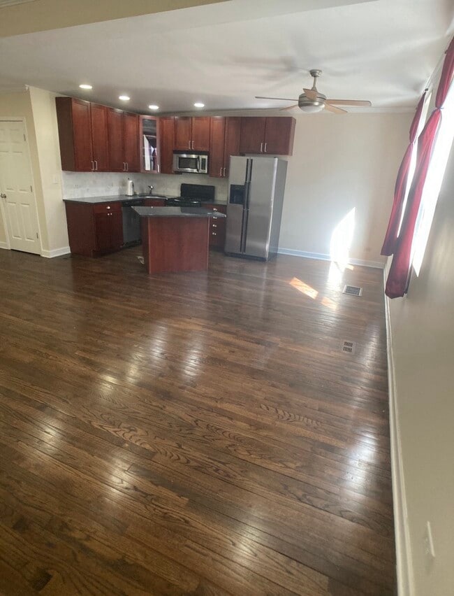 Building Photo - 1119 W Grand Ave