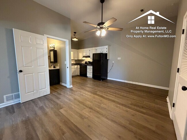 Building Photo - 13 W 5th St