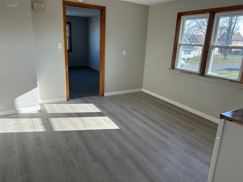 Building Photo - 35 Willow St