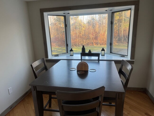 Building Photo - Renovated Spectacular Lakefront Carriage H...