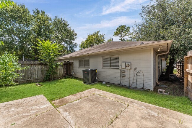 Building Photo - 5204 Beaverbrook Dr