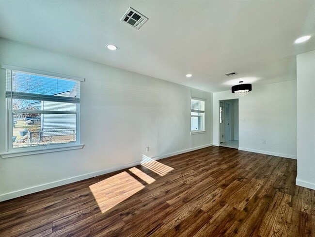 Building Photo - 809 Proctor Pl